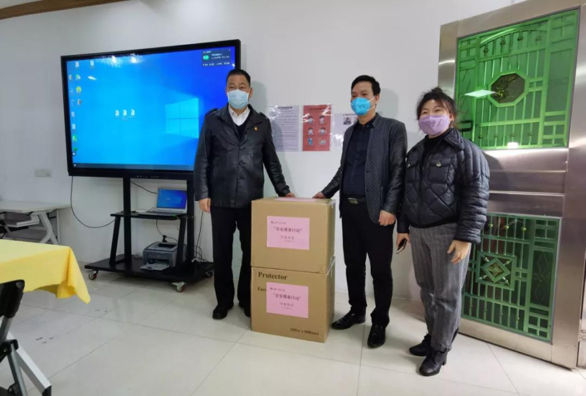 佛山市市委常委、政法委書(shū)記鄧建偉代表市政府為金凱地送上緊缺防疫物資口罩一批